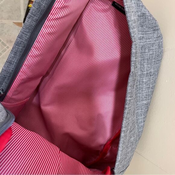 NEW WITH TAGS HERSCHEL CLASSIC BACKPACK IN RAVEN CROSSHATCH - Picture 8 of 8